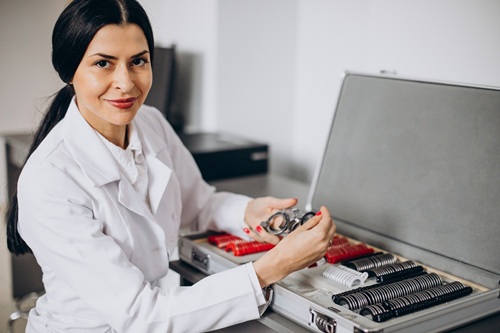 Auxiliar de Laboratório Óptico